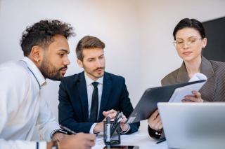 Réunion de travail en entreprise sur le reporting de durabilité